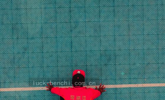 持卡的指尖轻触屏幕边缘,感受到微凉的反馈。